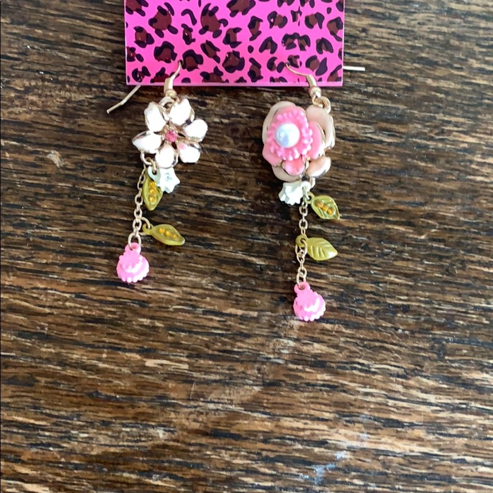 NWT pink flower 🌸 earrings